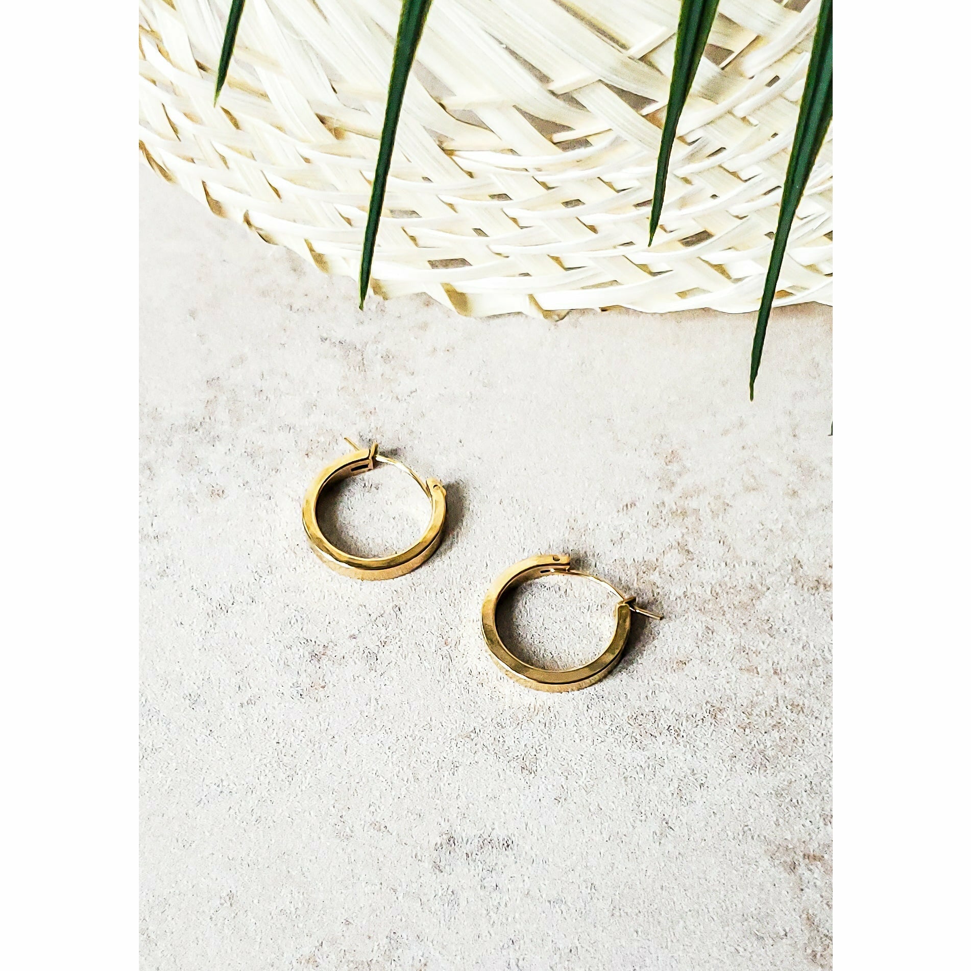 Esé 18K Thin Hoop Earrings