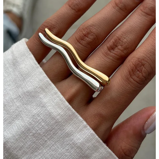 Lucia 18K Thin Wavy Line Ring