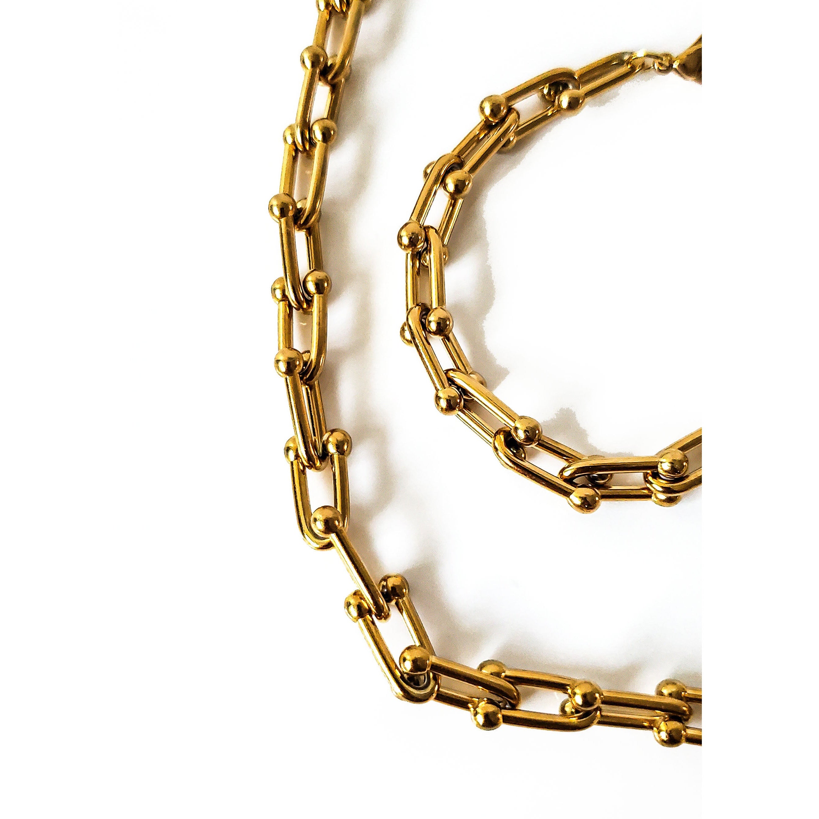 Una 18K Gold U Shaped Horse Shoe Collar Necklace